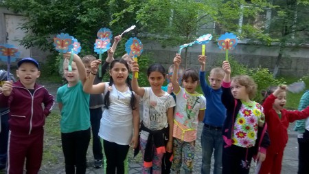 Наш девіз: Сонце! Квіти ! Школа ! Діти! - Ми чекаємо на літо!!! 