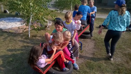 майже всі на качелі вмістились))